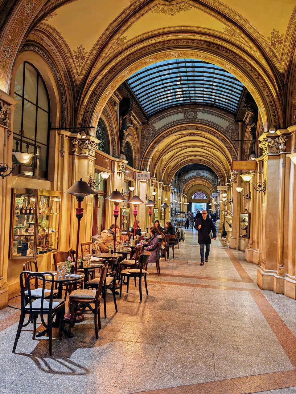 Une des images centrales de la série. Chaleur, intérieur, habitudes, lenteur, lumière : Café Crème presque littéralement.