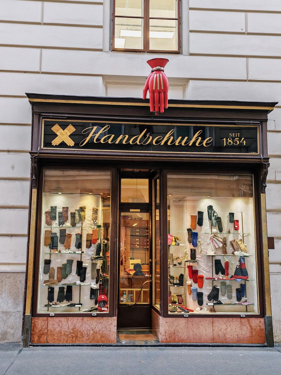 Dans l'esprit de la série : commerce ancien, objet du quotidien, tradition, présence humaine suggérée.
