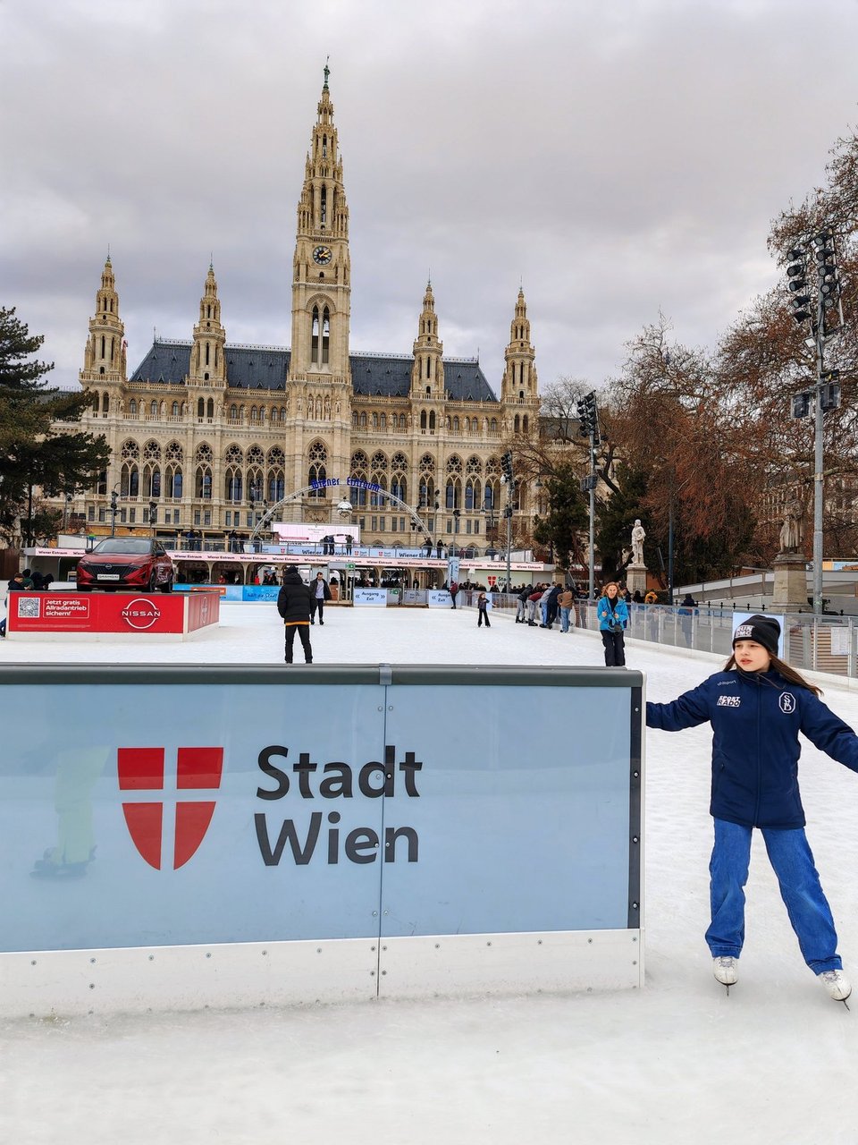Il y a une prise de vue plus vivante et plus narrative de cette patinoire.